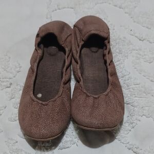 Minnetonka Women's Brown Slippers
